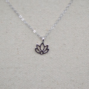 Silver tone, women&#39;s pendant, small necklace