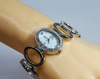 Working VP by TIMEX Womens Dainty Watch 30 mm Gold Tone Bracelet MOP dial Fit 7\