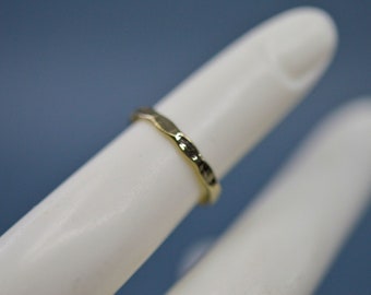 Gold tone, womens band ring,size 3 1/2