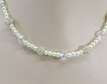 Tonalité argentée avec le collier de femmes de perles fausses de perle