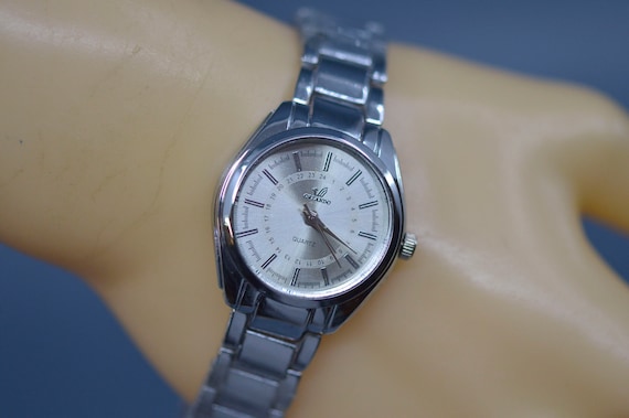 Silver tone, womens fashion, quartz wrist watch