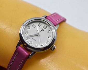Silverfärgad med vit urtavla och rosa armband, damklocka