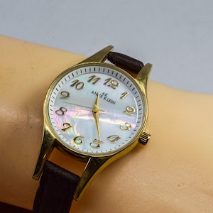 Anne Klein gold ton mit Mop Zifferblatt Damen Armbanduhr