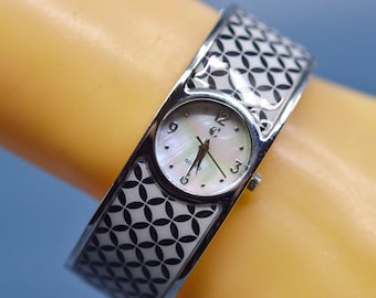 Silver- och vittonad damarmbandsur