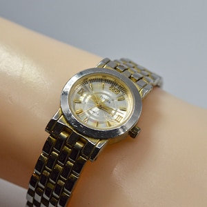 Gold tone womens fashion wrist watch