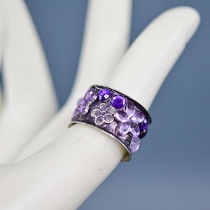 Purple and silver tone, women&#39;s band ring, size 7