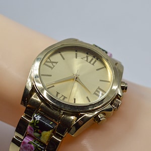 Gold tone womens fashion wrist watch