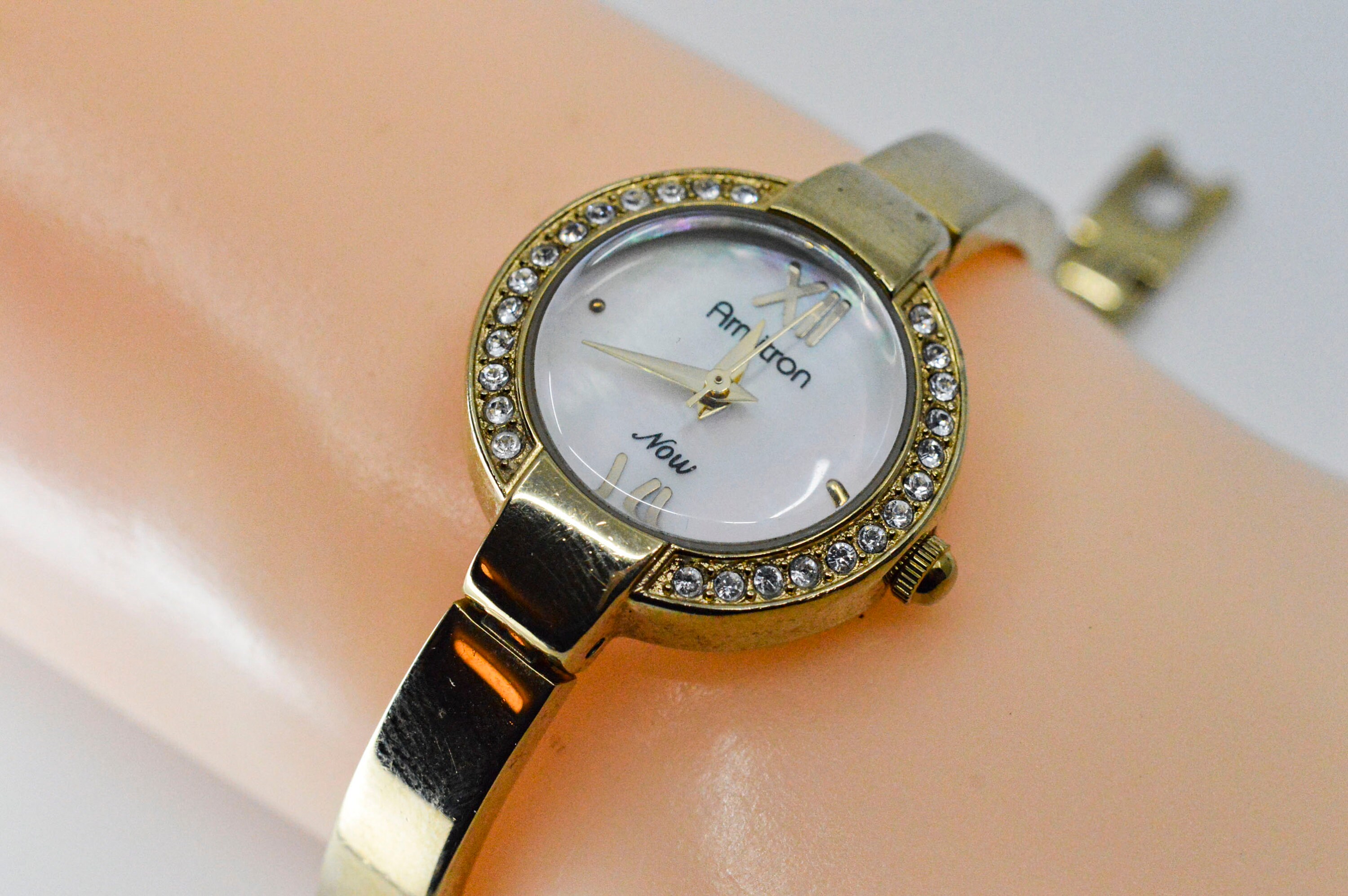 Armitron MOP Gold Tone Quartz Watch Leaf Design Band Stainless Steel Back Vintage5468™ | Gold | Vintage Gold-Tone Watch | Diamond  main image 2