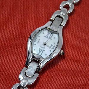 Steel tonewith mop dial womens fashion watch