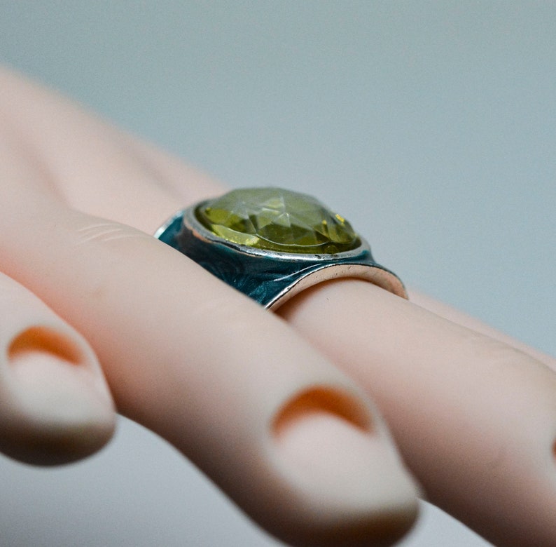 Silver tone with teal enamel and yellow crystal womens vintage ring Size 7