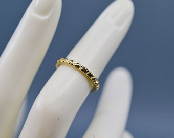 Gold tone, womens band ring,size 4