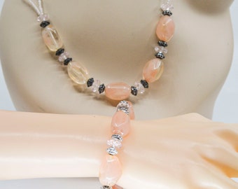 Tonalité argentée avec le necklaace rose de perles en plastique de femmes et l’ensemble assorti de bracelet