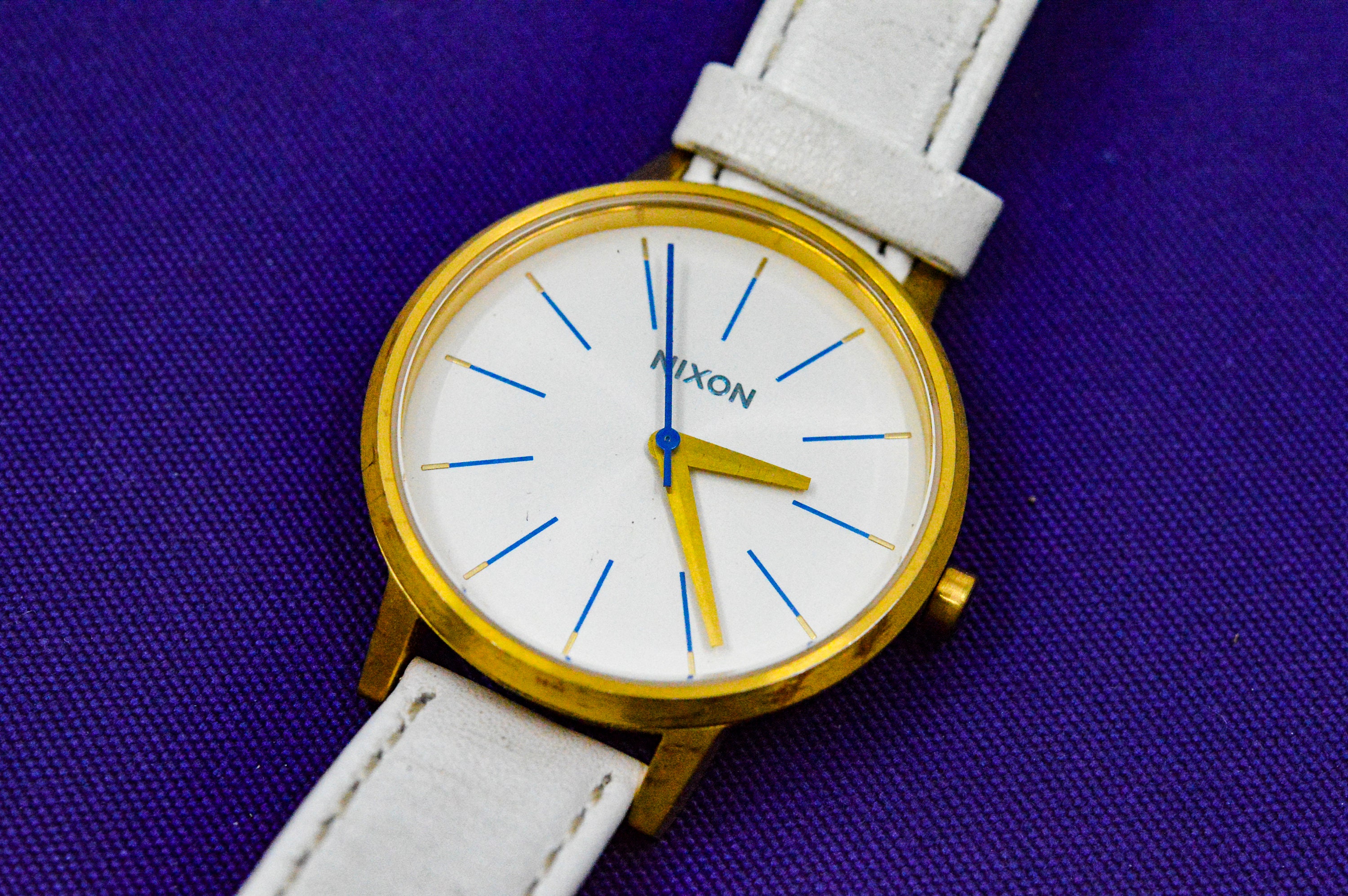 White and hotsell gold nixon watch