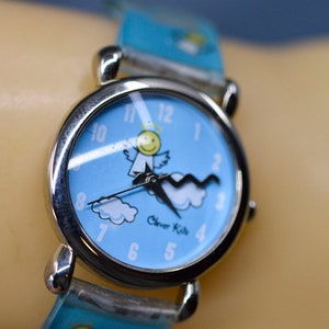 Blue tone, children watch