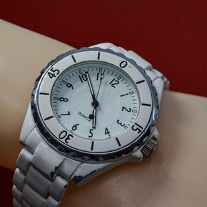 White tone womens fashion wrist watch
