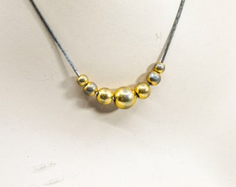 Ton argenté avec des perles de ton or collier femme