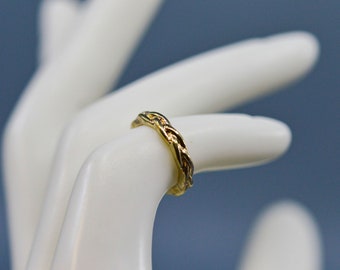 Gold tone, womens band ring,size 1/2