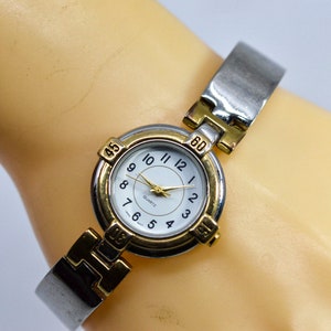 Damen Modeuhr in Silber- und Goldtönen