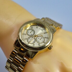 Gold tone womens fashion wrist watch