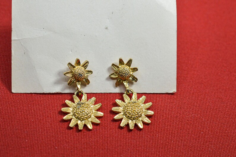 Gold tone womens pair earrings