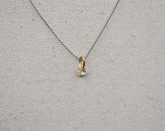 Petit collier à pendentif argenté et doré