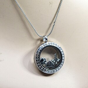 Silver tone womens fashion pendant necklace