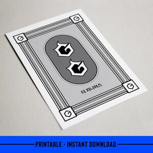 Puede incluir: Una tarjeta imprimible en blanco y negro con fondo gris. La tarjeta presenta una letra "G" estilizada con llamas a cada lado. El texto "더 지니어스" está impreso en negro en la parte inferior de la tarjeta.