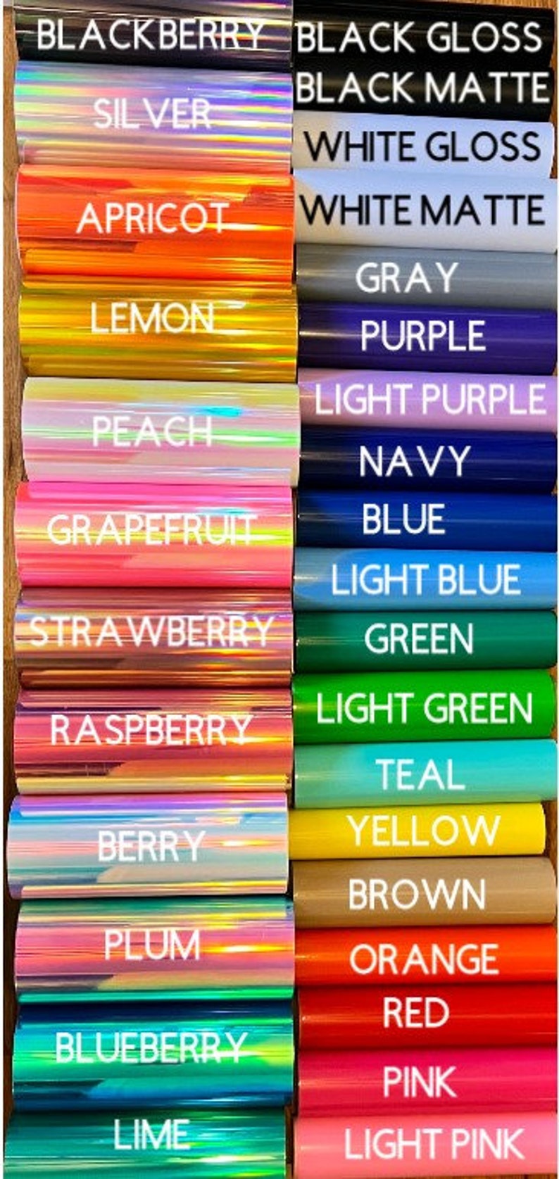 Puede incluir: Una colecci&oacute;n de rollos de vinilo dispuestos en dos columnas. La columna izquierda presenta colores iridiscentes etiquetados como Blackberry, Silver, Apricot, Lemon, Peach, Grapefruit, Strawberry, Raspberry, Berry, Plum, Blueberry y Lime. La columna derecha muestra colores s&oacute;lidos etiquetados como Black Gloss, Black Matte, White Gloss, White Matte, Gray, Purple, Light Purple, Navy, Blue, Light Blue, Green, Light Green, Teal, Yellow, Brown, Orange, Red, Pink y Light Pink.