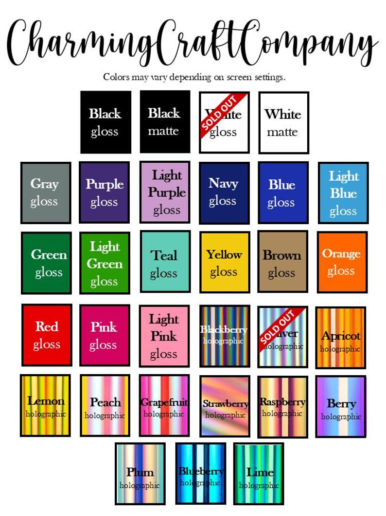 Puede incluir: Carta de colores de Charming Craft Company, con una variedad de colores en acabados brillantes, mate y hologr&aacute;ficos. Incluye tonos como negro, blanco, gris, morado y varias opciones hologr&aacute;ficas. El texto dice "Charming Craft Company."