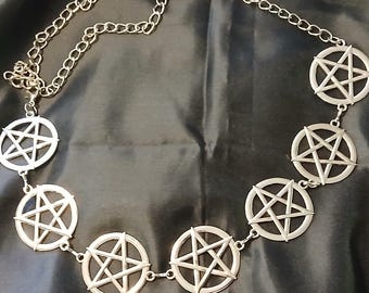 Cinturón con pentagrama metálico