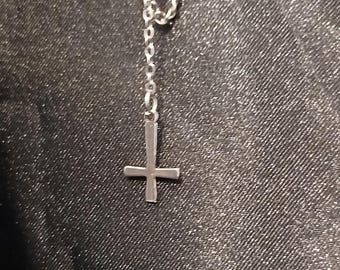 Kolczyki z klipsem w kształcie odwróconego krzyża satanistycznego
