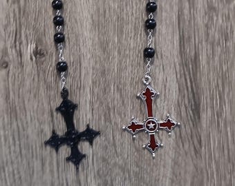 Różaniec satanistyczny z odwróconym krzyżem: fasetowane szklane koraliki, stop cynku
