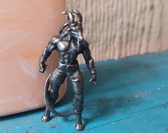 Naszyjnik lub brelok z wizerunkiem stojącego Baphometa