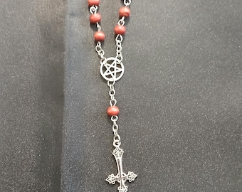 Różaniec kieszonkowy satanistyczny: drewniane koraliki, zawieszki ze stopu cynku