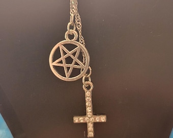Srebrny, śliczny naszyjnik satanistyczny, naszyjnik z odwróconym krzyżem i pentagramem