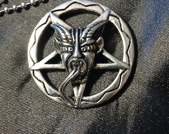 Naszyjnik lub brelok z motywem satanistycznego demona