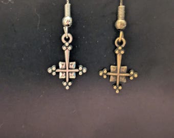 Små diskreta inverterade korsörhängen, små upp-och-nervända korsörhängen, sataniska örhängen