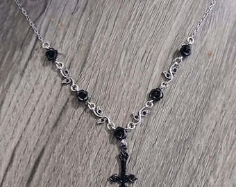 Naszyjnik z odwróconym krzyżem w kolorze czarnej róży: naszyjnik satanistyczny