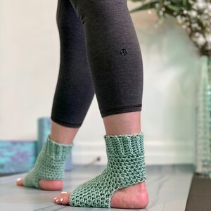 Crochet Yoga Sock PATTERN, Yoga Pattern, Easy Crochet Pattern, Toeless Socks, Flip Flop Socks, Crochet Socks, Pilates Socks, Dance Socks image 6