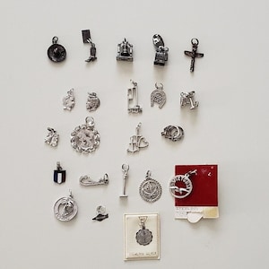 Lot of 21 Vintage Charms for bracelet, Sterling Silver charms, Totem Pole, Slot machine, Cowboy boot, sombrero, Florida, Maple Leaf, Hawaii