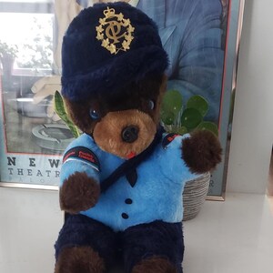 vintage Ours en peluche de Postes Canada, ours facteur de Postes Canada, ours assis, 14,5 pouces, Postes Canada, la glace n'est pas belle, insigne de casquette en métal