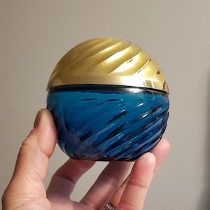Vintage Avon Sapphire Swirl zalfpotje, lege ronde blauwe glazen pot van Avon met goudkleurig deksel