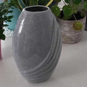 Szary z białymi plamami ceramiczny wazon, 10,25 cala wysokości, Parma by AAI Vase, wyprodukowany na Tajwanie, Art Deco, wazon w kropki