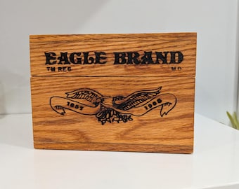 Vintage receptendoos van het merk Eagle, houten kist met scharnierend deksel