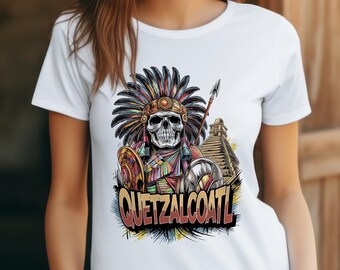 Puede incluir: Camiseta blanca con un estampado gráfico colorido de una calavera con un tocado de plumas y sosteniendo una lanza. La calavera está de pie frente a una pirámide y el texto "QUETZALCOATL" está impreso debajo del gráfico.