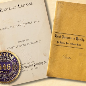 Op de afbeelding: Twee antieke boeken, "Esoteric Lessons" en "First Lessons in Reality", met verouderd papier en tekst. Een vintage ephemera-sticker met "446 pagina's" en "Occult Sciences" is ook aanwezig. De boeken dateren uit de vroege jaren 1900.