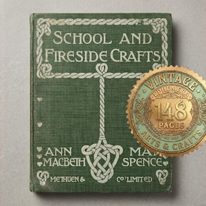 Può includere: Un libro verde vintage intitolato "School and Fireside Crafts" con scritte bianche e motivi decorativi a forma di corda. Un adesivo dorato e verde menta recita "Vintage Ephemera" e "148 Pages Arts & Crafts."