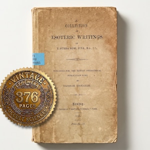 Può includere: Un libro d'epoca intitolato "Collection of Esoteric Writings" con un sigillo dorato che recita "Vintage Ephemera" e "376 Pages Occult Sciences". Il libro ha una copertina marrone usurata e un adesivo blu.