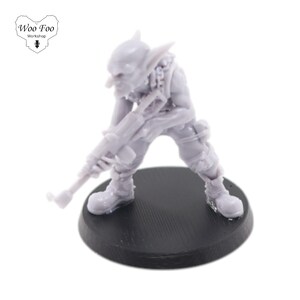 Puede incluir: Figura en miniatura gris de un goblin sosteniendo un rifle, en posición de combate. La figura está montada sobre una base circular negra. El logotipo de Woo Foo Workshop está en la esquina superior izquierda.
