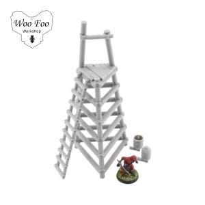 K&ouml;nnte beinhalten: Ein grauer Miniatur-Wachturm mit Leiter, Plattform und Tragwerk. Enth&auml;lt eine kleine Figur in Rot, ein Fass und weiteres Zubeh&ouml;r. Das Logo "Woo Foo Workshop" befindet sich oben links.